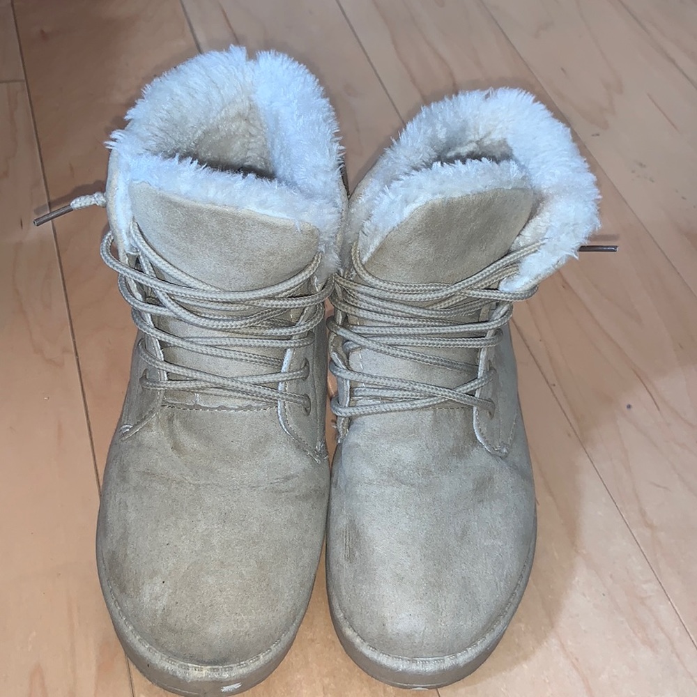 size 8 lace up fluffy boots. In great condition and very comfortable!!